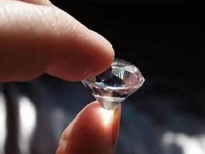 laborer got diamond worth more than 30 lakhs in panna mine, madhya pradesh  | मजुराचे उजळले नशीब! खाणीत 30 लाखांहून अधिक किमतीचा सापडला हिरा 