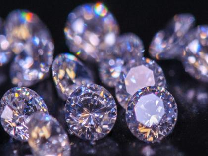 two laborers found diamonds during digging mine in panna madhya pradesh | याला म्हणतात नशीब! खाणीत सापडले मौल्यवान हिरे अन् क्षणातच मजूर झाले मालामाल