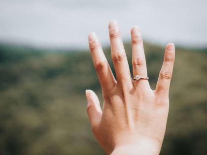 diamond ring was small therefore finance tied rubber in the finger | अंगठीतील हिरा लहान होता म्हणून होणाऱ्या पत्नीने उचललं धक्कादायक पाऊल, पाहा प्रकरण काय?