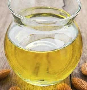 थंडीने चेहऱ्याची त्वचा फुटली, सुरकुत्या पडल्या? चमचाभर बदाम तेल 'असं' लावा - त्वचा दिसेल मऊमुलायम कापसासारखी...