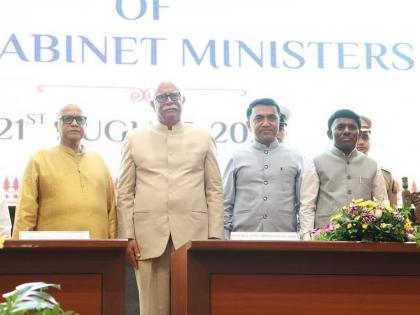 digambar kamat and ramesh tawadkar take oath as ministers | दिगंबर कामत, रमेश तवडकर यांना मंत्रिपदाची शपथ digambar kamat and ramesh tawadkar take oath as ministers | दिगंबर कामत, रमेश तवडकर यांना मंत्रिपदाची शपथ