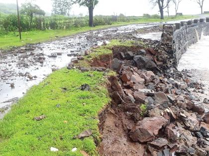 Careful ... road ahead! | सावधान... पुढे रस्ता खचतोय!