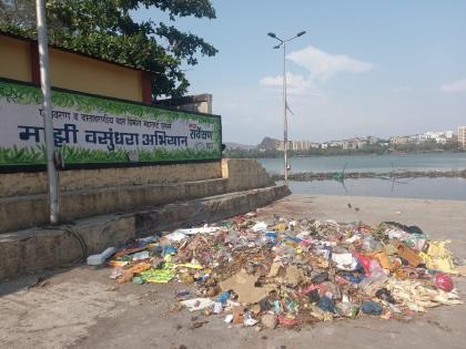 There are piles of garbage in Bhiwandi | भिवंडीत स्वच्छ भारत अभियानाचे तीन तेरा; वऱ्हाळादेवी तलावावर साचले कचऱ्याचे ढीग