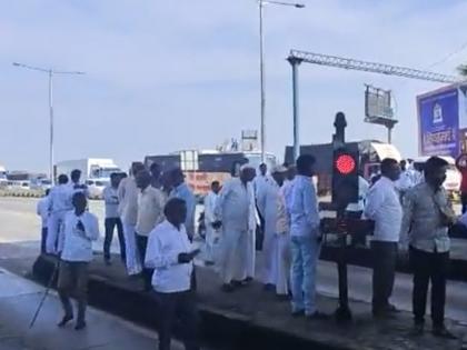 Protest of self-respecting organization at Anewadi toll booth; Massive traffic jams on both side | आणेवाडी टोल नाक्यावर स्वाभिमानी संघटनेचं ठिय्या आंदोलन; मोठ्या प्रमाणात वाहतूक कोंडी