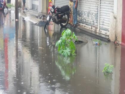 Grandpa .. the work is still incomplete despite what you say; Water seeped into the shops in the first rain |  दादा.. तुम्ही सांगूनही काम अधुरेच; पहिल्याच पावसात दुकानांमध्ये घुसले पाणी