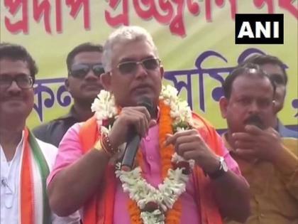 bjp leader dilip ghosh makes bizarre remarks talks about golden milk asks beef eaters to have dog meat | गोमांस खाणाऱ्यांनो, श्वानाचंही मांस खा, भाजपा नेत्याचं अजब विधान