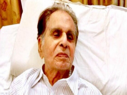 Dilip kunar infected with pneumonia again admitted in the hospital | दिलीप कुमार यांना न्युमोनिया पुन्हा रुग्णालयात दाखल