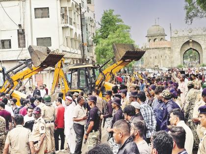 Action halted as soon as a stone was thrown from the crowd at Delhi Gate; Heavy security forces deployed for an hour | दिल्ली गेटवर जमावातून एक दगड येताच कारवाईला ब्रेक; तासाभराने मोठ्या बंदोबस्तात पाडापाडी Action halted as soon as a stone was thrown from the crowd at Delhi Gate; Heavy security forces deployed for an hour | दिल्ली गेटवर जमावातून एक दगड येताच कारवाईला ब्रेक; तासाभराने मोठ्या बंदोबस्तात पाडापाडी