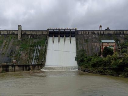 Dimbhe dam three gates opened Two and a half thousand cusecs of water released | Video: डिंभे धरणाचे तीन दरवाजे उघडले; अडीच हजार क्युसेक्सने पाणी सोडले