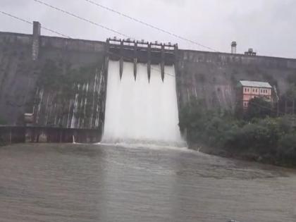 93 percent water storage in Dimbhe Dam in Ambegaon, release of around 12 thousand cusecs through Sandvaya has started.  | आंबेगावातील डिंभे धरणात ९३ टक्के पाणी साठा, सांडव्याद्वारे तब्बल १२ हजार क्युसेक्सने विसर्ग सुरु 