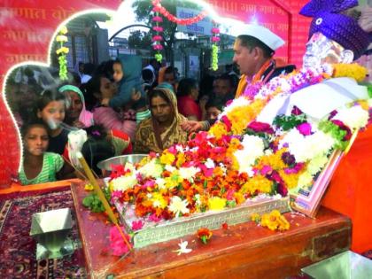 Dindhi: 'Welcome' of Mr. Pulchi in Buldhana! | श्रद्धाभूमी ते प्रकटभूमी पायी दिंडी : बुलडाण्यात ‘श्री’च्या पालखीचे उत्साहात स्वागत!