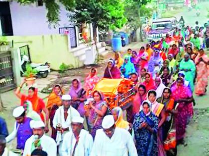 Thousands of devotees of Muktaini visited Muktainagar during Ekadashi of Ekadashi for the month of Margashirsha | मुक्ताईनगर येथे मार्गशीर्ष महिन्याच्या एकादशी वारीनिमित्त मुक्ताईचे घेतले हजारो भाविकांनी दर्शन