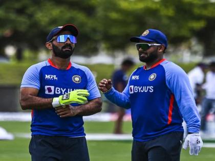 Ind Vs Eng: Sits out of team in semi-final, but Dinesh Karthik wins hearts with that act, photo goes viral | Ind Vs Eng: सेमिफायनलमध्ये संघाबाहेर बसला, पण दिनेश कार्तिकने त्या कृतीने जिंकलं मन, फोटो होतोय व्हायरल