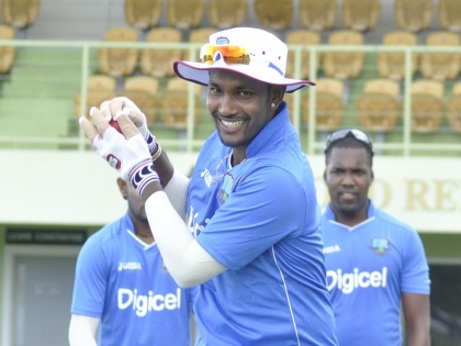 India vs West Indies, 2nd T20I: windies Dinesh Ramdin give money and pass for watching the match to Six-year-old girl | India vs West Indies: विंडीजच्या खेळाडूनं सामन्याआधीच मन जिंकलं, सहा वर्षांच्या चिमुरडीला 'स्पेशल' गिफ्ट दिलं
