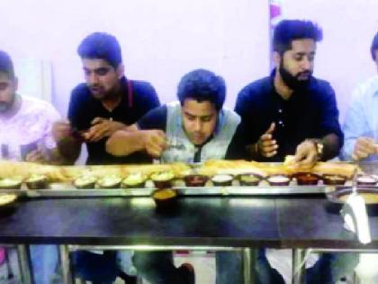 Six people, seventeen-five-foot dosa, Guinness Book of World Records | सहा जण, साडेसहा फुटी डोसा, गिनीज बुक आॅफ वर्ल्ड रेकॉर्डनं दखल घेण्याची मागणी