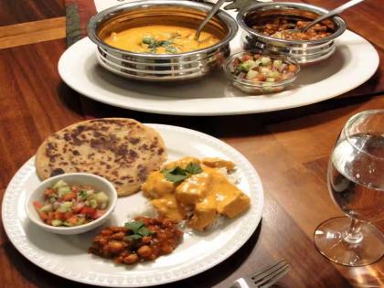 Hotel workers served chopsticks to customers instead of food | हॉटेलमधील कामगारांनी ग्राहकांना जेवणाऐवजी दिला चोप Hotel workers served chopsticks to customers instead of food | हॉटेलमधील कामगारांनी ग्राहकांना जेवणाऐवजी दिला चोप