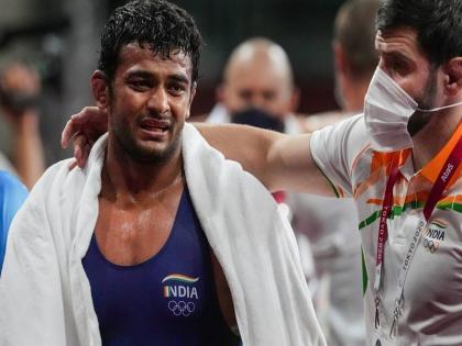 Tokyo Olympics: Deepak Poonia's coach attacks referee after losing bronze medal match | Tokyo Olympics: पैलवान दीपक पुनियाच्या कोचने मॅच रेफरीवर केला हल्ला, जाणून घ्या कारण...