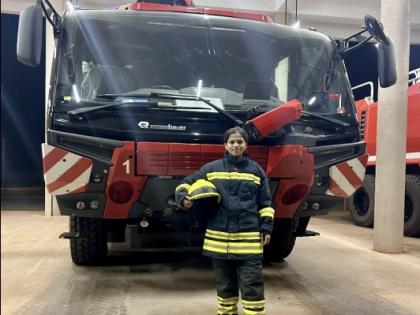 disha became the country first woman firefighter to drive a crash fire tender in goa | गोव्याची दिशा बनली क्रॅश फायर टेंडर चालवणारी देशातील पहिली महिला फायरफाईटर