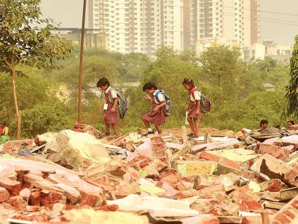 Homeless people spend the night on the streets, evacuating 'paved roads' and taking action on vacant buildings | बेघरांनी रात्र काढली रस्त्यावर, बाधितांच्या ‘रस्ता रोको’मुळे रिकाम्या इमारतींवर कारवाई