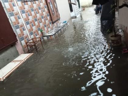 water logging in diva creates problem for locals | VIDEO: नागरिकांच्या घरात पाणी घुसले; दिव्यातील नालेसफाईचा पहिल्याच पावसात 'पंचनामा'