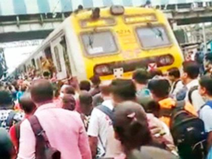 By changing the platform at the same time, the local hold in the lamp was prevented | ऐनवेळी प्लॅटफाॅर्म बदलल्याने दिव्यात लोकल धरली रोखून