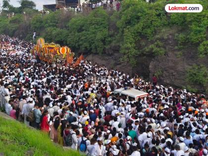 Ashadhi Wari Mauli palanquin ceremony, crossing the difficult path of Dive Ghat, rested at the edge of the river | Ashadhi Wari : दिवे घाटाची अवघड वाट पार करीत माउलींचा पालखी सोहळा कऱ्हेकाठी विसावला Ashadhi Wari Mauli palanquin ceremony, crossing the difficult path of Dive Ghat, rested at the edge of the river | Ashadhi Wari : दिवे घाटाची अवघड वाट पार करीत माउलींचा पालखी सोहळा कऱ्हेकाठी विसावला