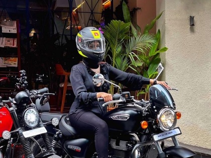 Actress Divyanka tripathi ride bike husband vivek dahiya mumbai roads video viral | टीव्हीवरची संस्कारी बहूचा दबंग अंदाज, मुंबईच्या रस्त्यावर चालवली बाईक; फोटो व्हायरल