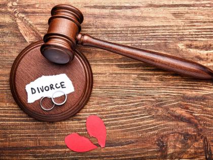 Accusing husband of having extramarital affair, humiliating him in front of friends is cruel pune couple news | पतीवर विवाहबाह्य संबंधाचा आरोप, मित्रांसमोर अपमान करणे क्रूरताच; कोर्टाने घटस्फोट मंजूर केला Accusing husband of having extramarital affair, humiliating him in front of friends is cruel pune couple news | पतीवर विवाहबाह्य संबंधाचा आरोप, मित्रांसमोर अपमान करणे क्रूरताच; कोर्टाने घटस्फोट मंजूर केला