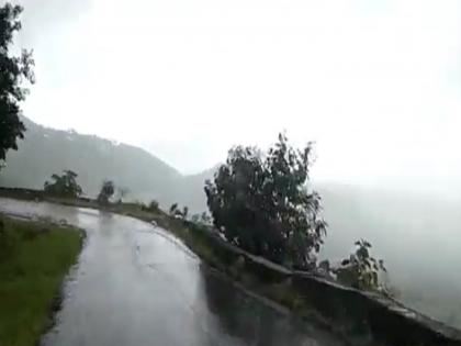 Dhebewadi-Patan road on the divshi ghat to a crack in the ghat poses a risk to traffic | Satara: दिवशी घाट बनली बिकट वाट!, दरड कधी कोसळेल नेम नाही