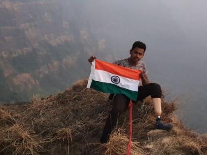 Dhiraj Kalsait of Akot furling Tricolour on Maunt Wanarling | अकोटच्या दिव्यांग धिरजने वानरलिंग सुळक्यावर फडकावला तिरंगा