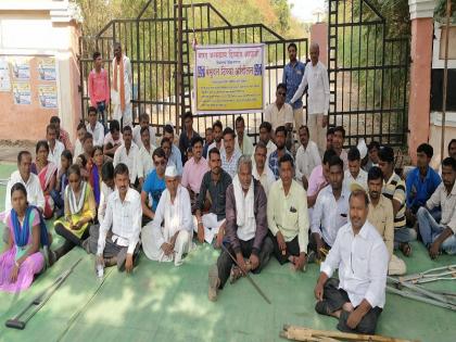 Handicapped persons protests in front of the district collectorate of Hingoli | हिंगोलीत दिव्यांगांचे जिल्हाकचेरीसमोर बेमुदत ठिय्या आंदोलन