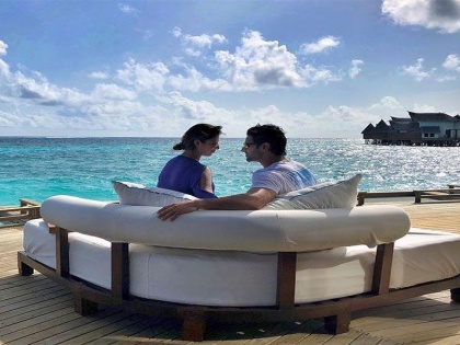 Viral: Divyanka Tripathi Shares A Romantic Pic From Maldives | Viral: दिव्यांका त्रिपाठीसह विवेक दहियाने दिली रोमँटीक पोज, सोशल मीडियावर शेअर केला खास फोटो