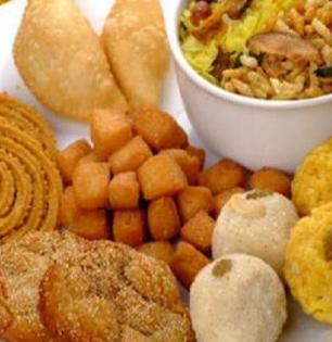 Diwali 2025 : दिवाळीत पारंपरिक पदार्थ आनंदाने खा, कॅलरी मोजण्याचा नी शुगर फ्री खाण्याचा करंटेपणा कशाला?