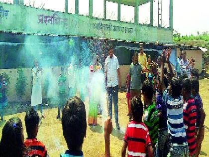  In the 'question mark', the answers to the broken crackers, the wishes of Diwali, the moments of joy taught by the teachers | ‘प्रश्नचिन्हा’त फुटले उत्तरांचे फटाके, वंचितांची दिवाळी, शिक्षकांनी दिले आनंदाचे क्षण