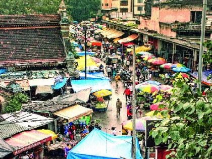  Due to the rain, the crowd for the shopping: Shopping for seasonal dealers, traffic congestion | पावसामुळे तारांबळ, खरेदीसाठी गर्दी : हंगामी विक्रेत्यांची धावपळ, वाहतूककोंडीचा त्रास  