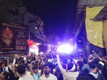 Pune Ganpati Festival DJs blare on Kelkar Road, youth danced to their hearts' content; Only 15 Ganpati Mandals were immersed by midnight | Pune Ganpati Festival :केळकर रस्त्यावर डीजेची धूम, तरुणाई मनसोक्त थिरकली; रात्री १२ पर्यंत केवळ १५ गणपती मंडळाचे विसर्जन Pune Ganpati Festival DJs blare on Kelkar Road, youth danced to their hearts' content; Only 15 Ganpati Mandals were immersed by midnight | Pune Ganpati Festival :केळकर रस्त्यावर डीजेची धूम, तरुणाई मनसोक्त थिरकली; रात्री १२ पर्यंत केवळ १५ गणपती मंडळाचे विसर्जन