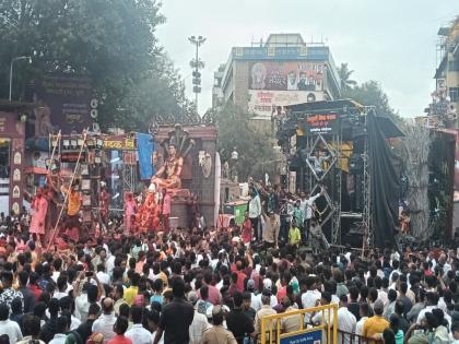Pune Ganpati Festival Youth danced on Tilak Road to new and old songs | Pune Ganpati Festival : नव्या जुन्या गाण्यावर तरुणाई टिळक रस्त्यावर थिरकली Pune Ganpati Festival Youth danced on Tilak Road to new and old songs | Pune Ganpati Festival : नव्या जुन्या गाण्यावर तरुणाई टिळक रस्त्यावर थिरकली