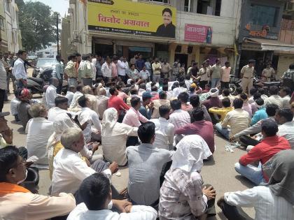 500 farmers protested infront of MLA Vinod Agrawal's house amid paddy scam; Fury at marketing executives | ५०० शेतकऱ्यांचे आमदाराच्या घरासमोरच ठिय्या आंदोलन; भर उन्हात रस्ता रोखून धरला