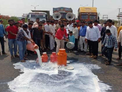 Milk poured on Solapur-Pune National Highway for price hike; farmers Movement | दरवाढीसाठी साेलापूर-पुणे राष्ट्रीय महामार्गावर ओतले दूध; शेतकऱ्यांचे आंदोलन