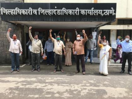 An agitation to draw the attention of the employees to protest against the freezing of financial benefits | आर्थिक लाभ गोठावल्याच्या निषेधार्थ कर्मचाऱ्यांचे लक्षवेध धरणे आंदोलन 