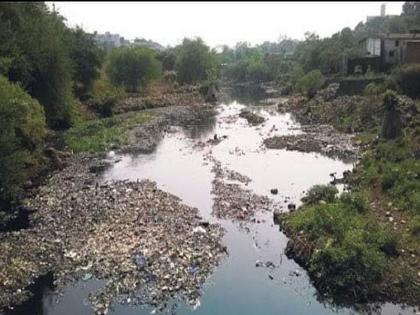 Harassing citizens with foul odors in river basins; Ulhasnagar is cursed by the river Valdhuni | नदी पात्रातील उग्र वासाने नागरिक हैराण; उल्हासनगराला वालधुनी नदी ठरते शाप