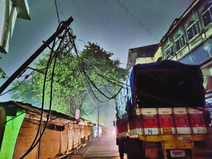 The lightning bolt struck the truck with no poles; Great misery was avoided | ट्रकला वीजवाहक तारा अडकू न खांब वाकला; मोठा अनर्थ टळला