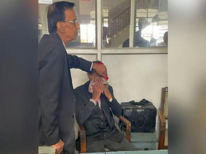 A senior lawyer seriously injured as was hit by a junior lawyer with a chair | वरिष्ठ वकिलाला कनिष्ठ वकिलाने खुर्ची मारली, गंभीर जखमी केले