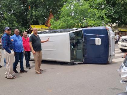 The reckless car crushed the woman, hit the bike rider and overturned | बेफाम कारने महिलेला चिरडले, दुचाकीस्वाराला धडक देऊन उलटली