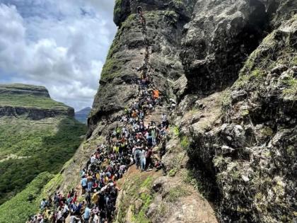 amateur tourists banned at Harihar fort in Nashik; Order issued by the Forest Department | अखेर नाशिकच्या हरिहर गडावर हौशी पर्यटकांना बंदी; वनविभागाने काढले फर्मान