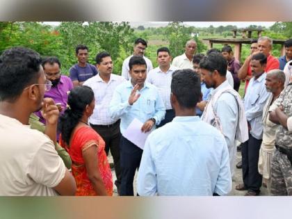 Collector 'onfield', inspection of various villages for flood relief measures | पूरपरिस्थिती उपाययोजनेसाठी जिल्हाधिकारी ‘ऑनफिल्ड’, विविध गावांची पाहणी