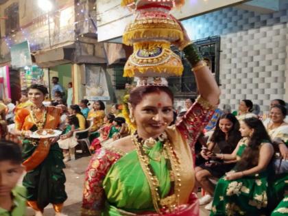 Holi is an important and celebrated festival of the Koli tribe in Maharashtra | आमच्या वेसाव्याला गो आहे शानदार शिमगा; वेसाव्याच्या मटकी मिरवणुकीची आगळी वेगळी पुरातन परंपरा