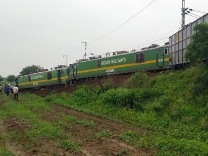 Railway engine of freight train derailed at Karmala; A major accident was avoided | करमाळा येथे मालगाडीचे रेल्वे इंजिन रूळावरून घसरले; मोठी दुर्घटना टळली, पाहा व्हिडिओ