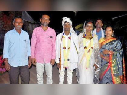 Porala Nyayala Porgi Darat... facebook friendship bond converted into marriage | पोराला न्यायाला पोरगी दारात... फेसबुकची मैत्री लग्नाच्या रेशीमबंधनात