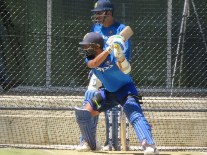 India vs Australia 2nd ODI: MS Dhoni gives 'how to play spin' class to Dinesh Karthik in nets | India vs Australia 2nd ODI : 'कॅप्टन कूल' धोनी देतोय DK ला फिरकीवर खेळण्याचे प्रशिक्षण